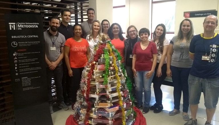 Montada com livros pelos colaboradores da Biblioteca Central, ação arrecada alimentos para instituições assistenciais